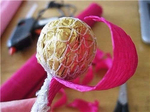 Конфетные пионы из гофрированной бумаги