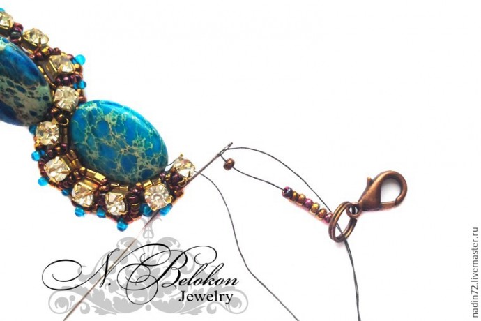 Браслет с яшмой в технике плетения по стразовой ленте