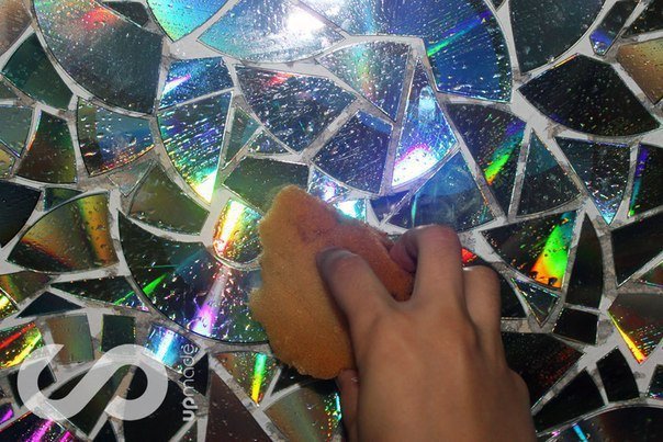 Отделка рабочей стены на кухне мозаикой из компакт-дисков