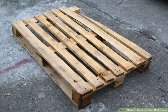 Бюджетная кровать из деревянных поддонов на колёсиках