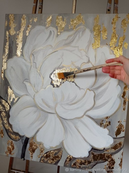 Приклеивание золотой патали на картину