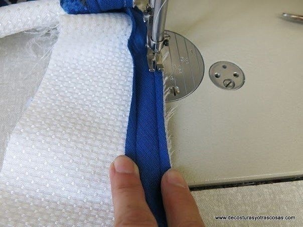 Обработка края потайной молнии при окантовывании горловины или проймы косой бейкой