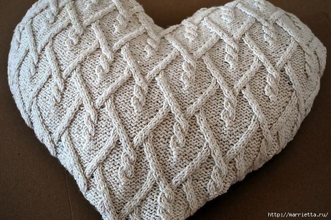 Декоративная подушка из старого свитера