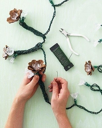 Светильник из шишек