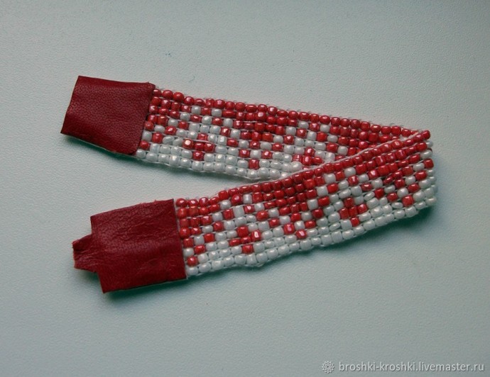 Застёжка из кожи на браслетах из бисера