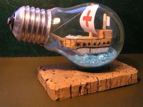 Необычный сувенир: корабль в лампочке