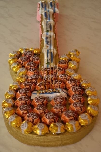 ​Сладкий подарок в виде гитары