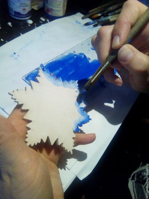​Снежинка в стиле Гжель: роспись с применением традиционного гжельского мазка