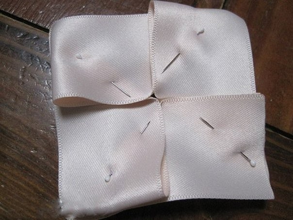 Букет с цветами из атласных лент: мастер-класс