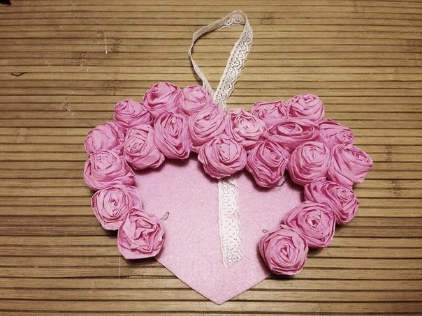 Делаем нежное сердце из бумажных роз