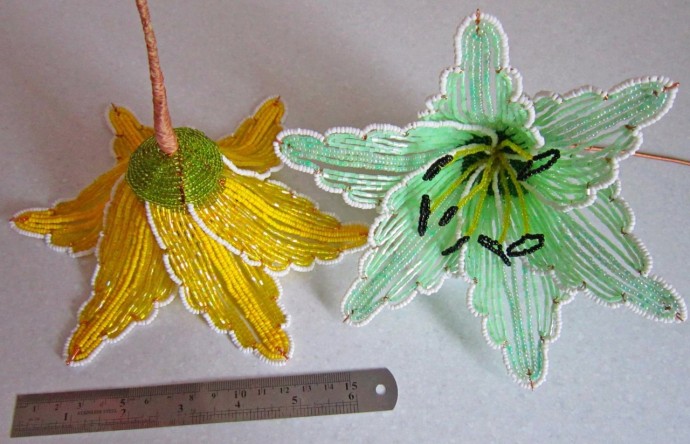 ​Милые ромашки из бисера