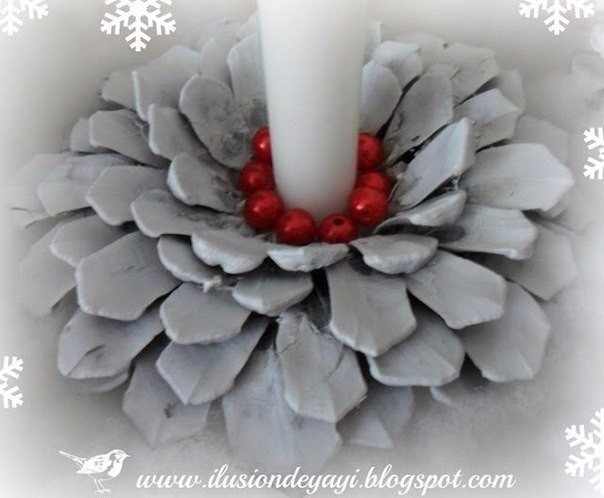 Веночек из шишек со снегирем