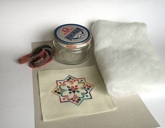 Игольница из баночки с крышечкой Игольница из баночки с крышечкой