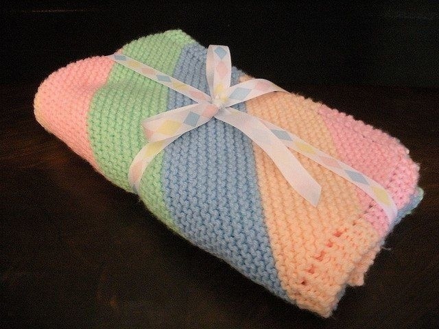 Одеяло для новорожденного, которое связано по диагонали