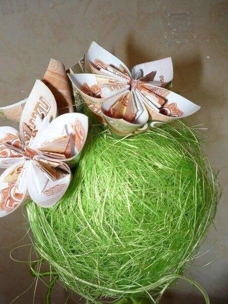 Топиарий из сизаля и купюр «цветы-кусудама»
