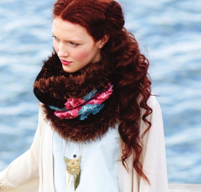 ​Вязанный снуд с оторочкой из "меха" с ярким акцентом