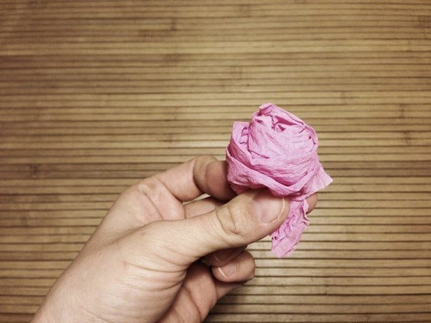 Делаем нежное сердце из бумажных роз