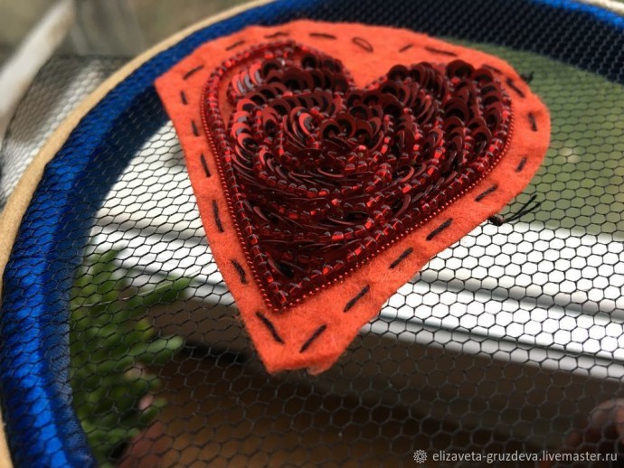 Сердце из бисера и пайеток