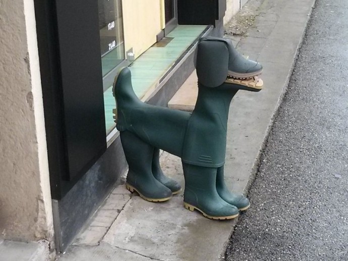 Забавные фигуры из резиновых сапог
