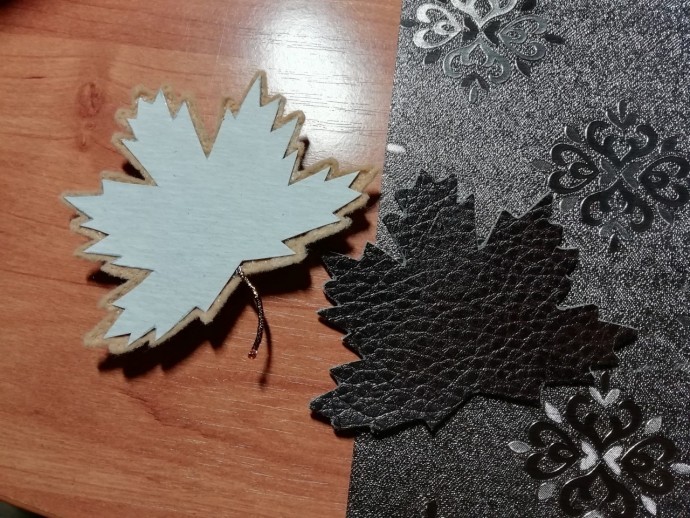 Брошь "Кленовый лист"