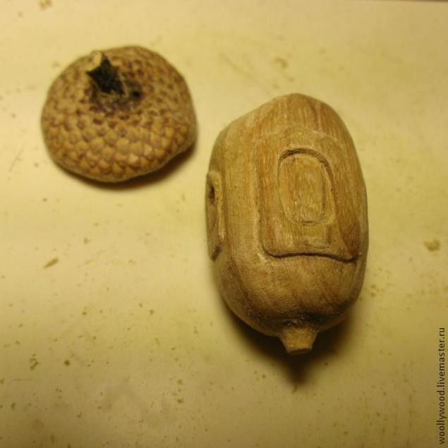 Кулон-домик в форме желудя