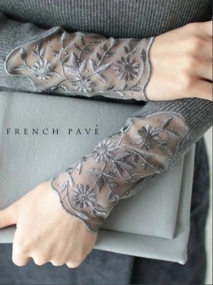 Кружевные манжеты на трикотажных джемперах