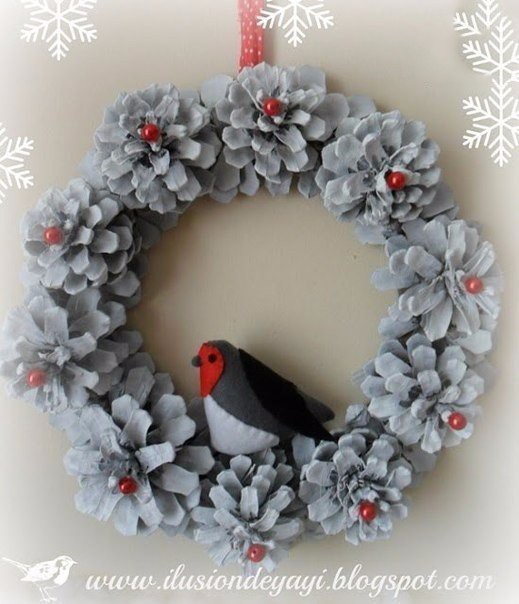 Веночек из шишек со снегирем