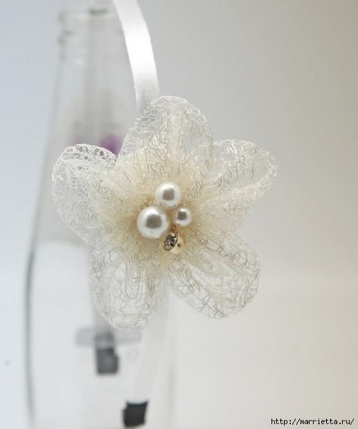Цветок из тюлевой ленты для украшения волос