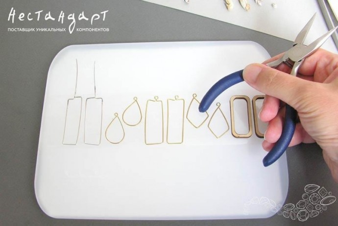 Серьги-подвески из смолы и ракушек