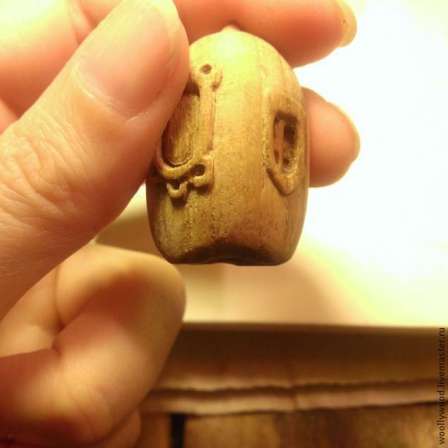 Кулон-домик в форме желудя