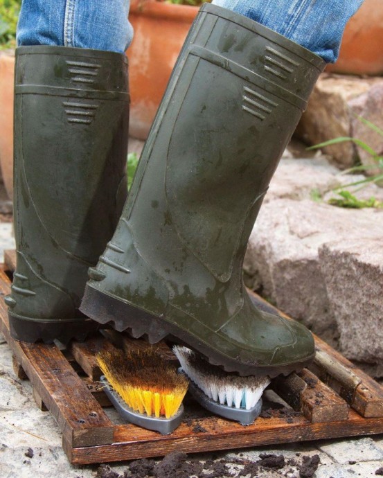 Как сделать зону для чистки обуви от грязи: идеи для жизни