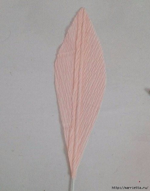 Лилия из гофрированной бумаги