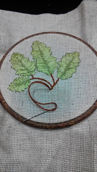 Вышитые желуди