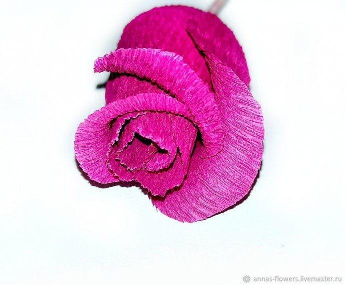 Роза из гофрированной бумаги