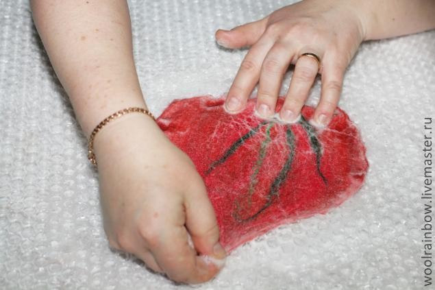 Валяем брошь-цветок Валяем брошь-цветок