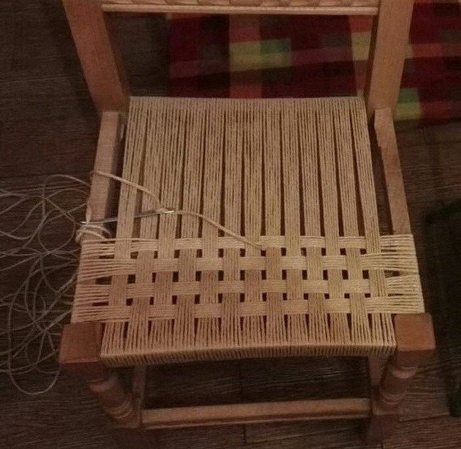 ​Банкетки и стулья с плетеными сидениями