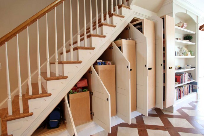 Использование пространства под лестницей с пользой: идеи