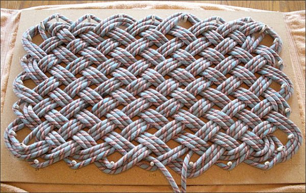 Коврик из верёвки: плетеная теплота