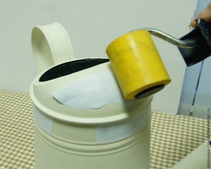 Красивый декупаж металлической лейки