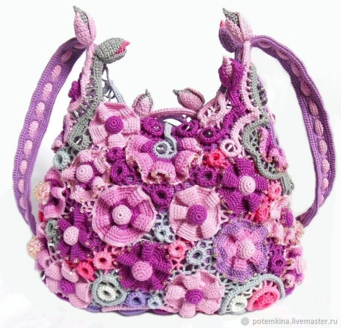 Вязаные сумочки с яркими цветами: идеи