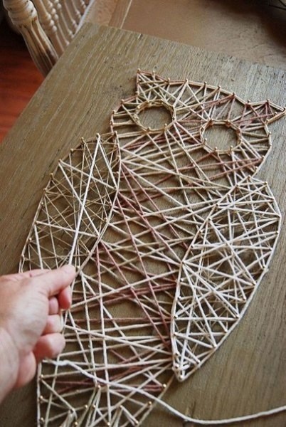 Панно с совушкой из ниток и гвоздей