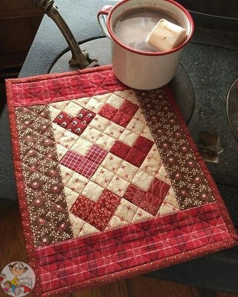 Лоскутные панно с простыми сердечками