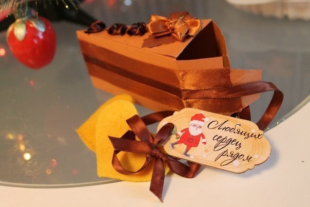 Торт-сюрприз с небольшими подарочками-пожеланиями внутри
