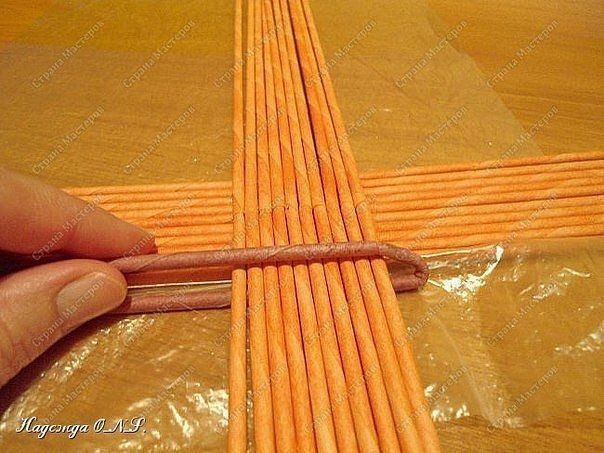 Декоративный поднос из газетных трубочек