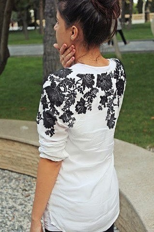 Декор рубашки при помощи гипюра