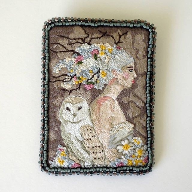 Коллекция вышитых портретных брошей