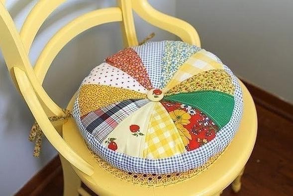 Мягкая сидушка из остатков ткани