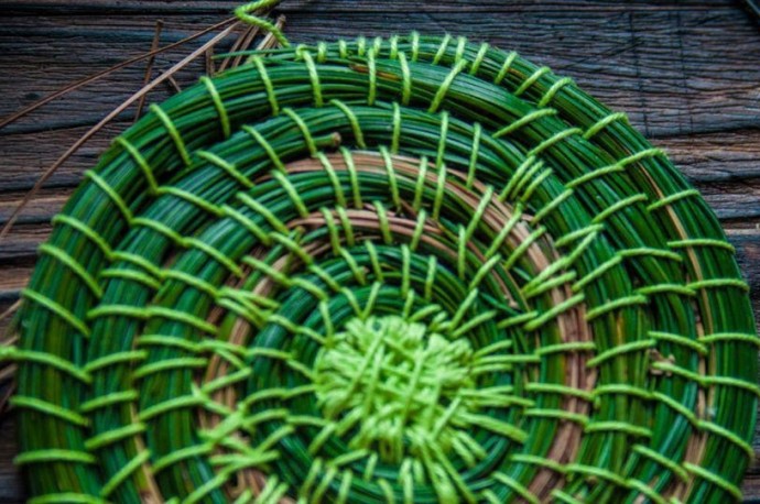 ​Плетем подставки под горячее из сосновых иголок