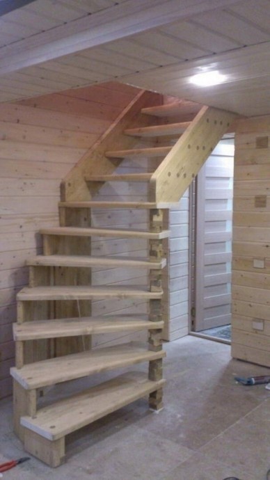 Деревянная лестница на второй этаж