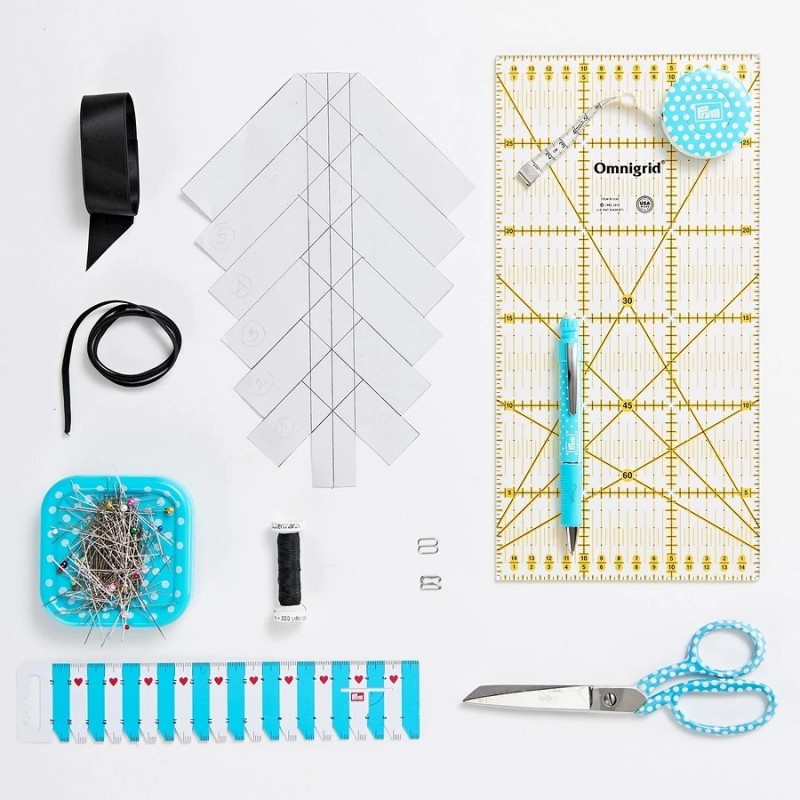 ​В стиле гарсон: атласный плетеный пластрон